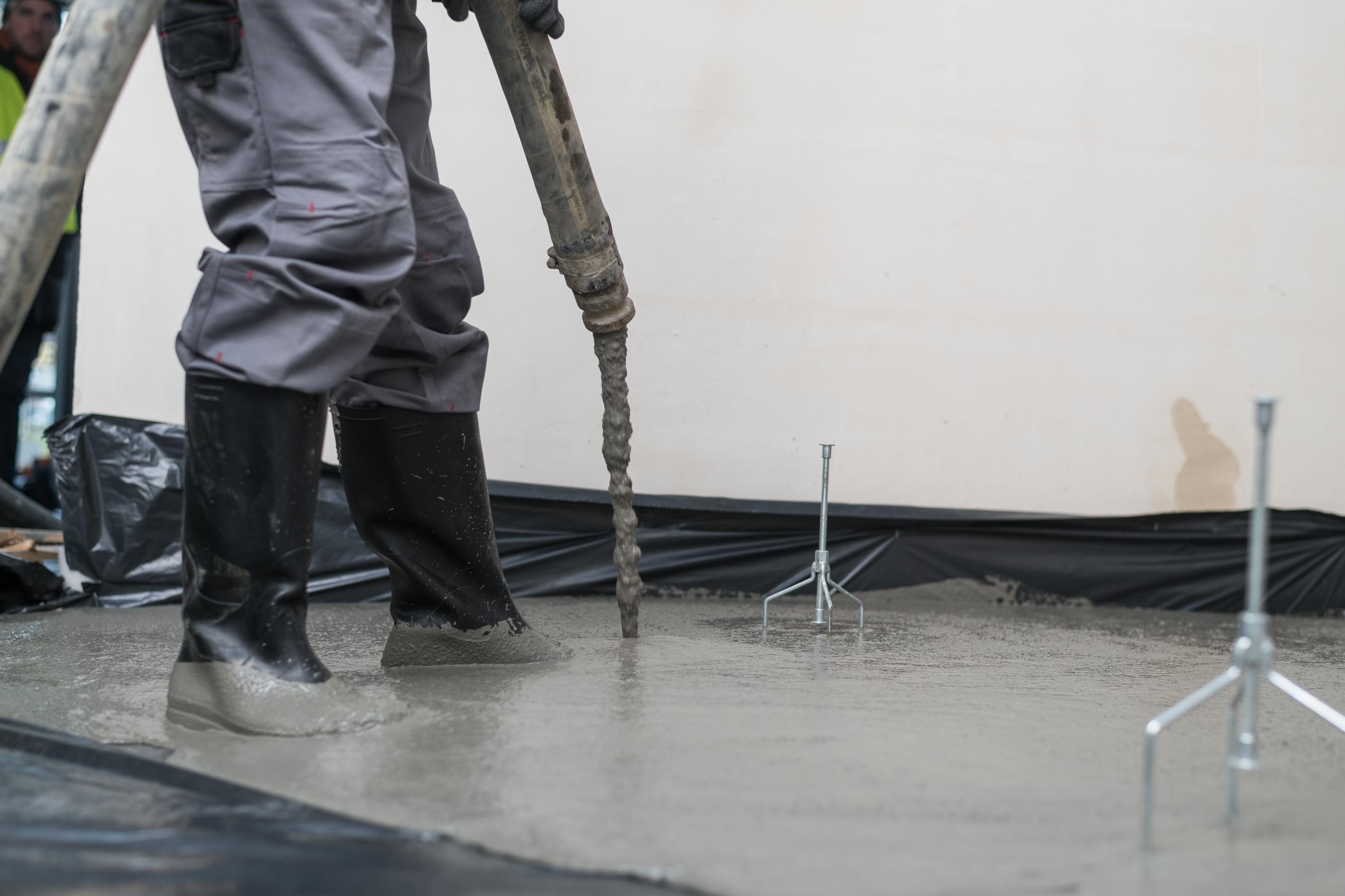 Application of self-levelling screed_2