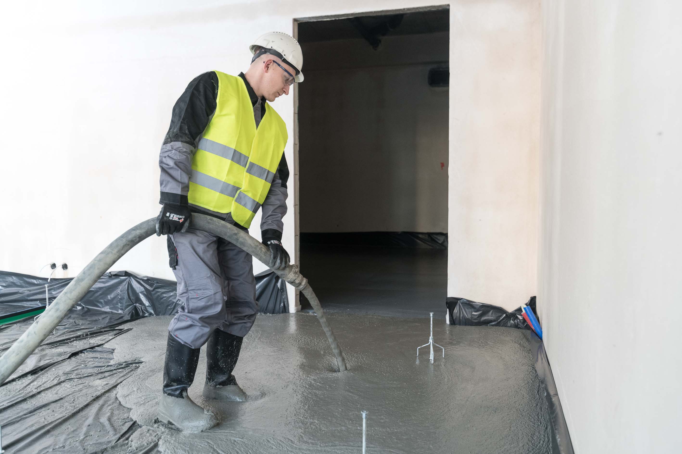 Application of self-levelling screed